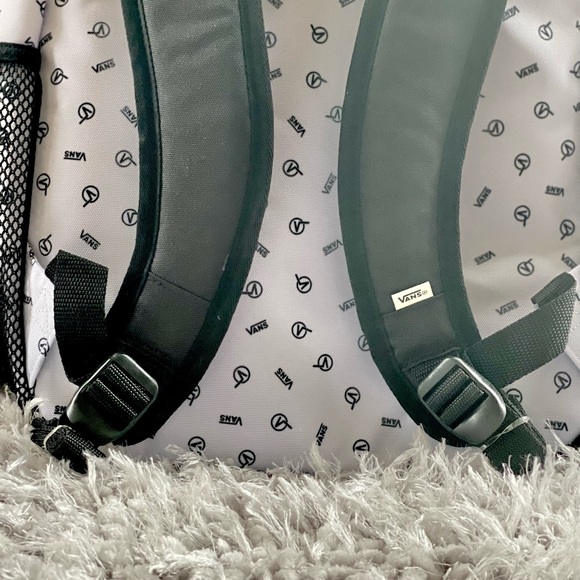 New with tag VANS ALUMNI PACK PRI BACKPACK w/logo and adjustable straps 4 pocket - Picture 9 of 14